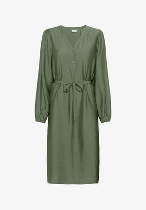 Robe verte en tissu léger, mettant en vedette un décolleté en V, un devant à boutons, des manches longues avec des poignets élastiques et une ceinture à nouer assortie.