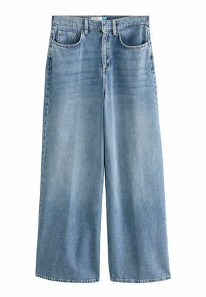 Lyseblå vidde denimjeans med forlommer, bæltestropper og subtil falmning på hvid baggrund.