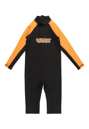 Zwart wetsuit met oranje accenten, lange mouwen en hoge hals. Heeft een logo in blauw en oranje op de borst. Gladde, rekbare stof.