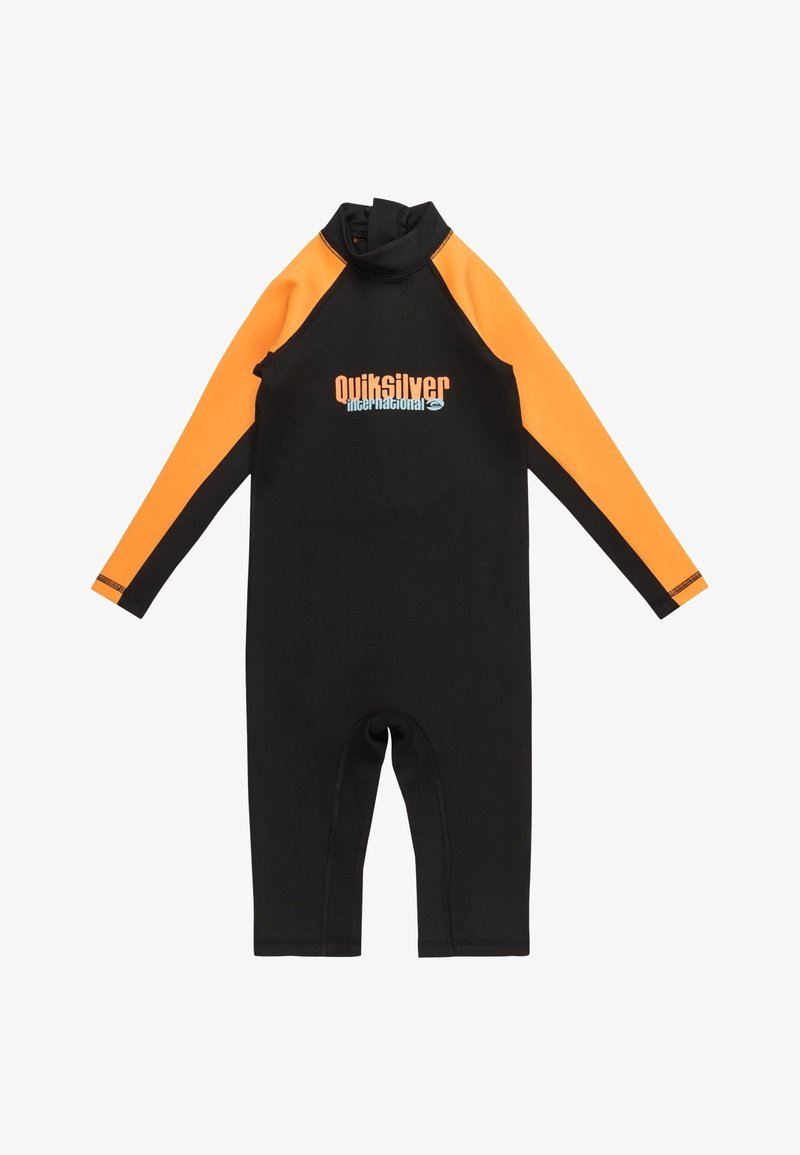 Combinaison de plongée noire avec des accents orange, manches longues et col haut. Présente un logo bleu et orange sur la poitrine. Tissu lisse et extensible.