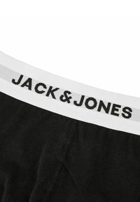 Boxer in cotone nero con un elastico bianco in vita su cui è stampato "JACK & JONES" in nero. Tessuto morbido e design aderente.
