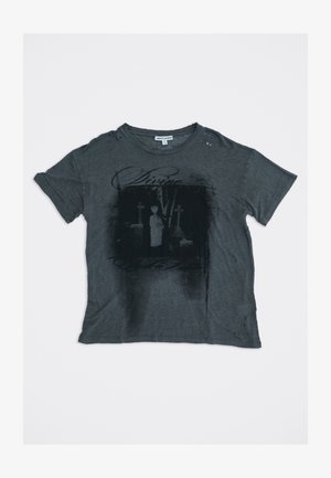 T-shirt gris foncé à manches courtes avec un graphisme noir délavé représentant une personne entre deux croix, et de légers trous usés près de l'encolure et de l'ourlet.