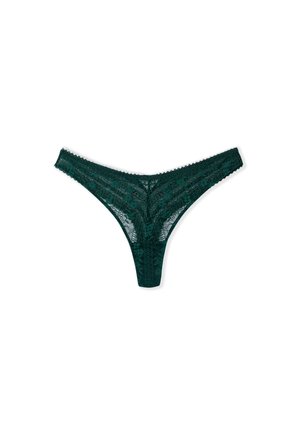 String vert en dentelle avec des motifs floraux, des bords festonnés et une texture transparente. Présente une taille fine et un design à couverture minimale.