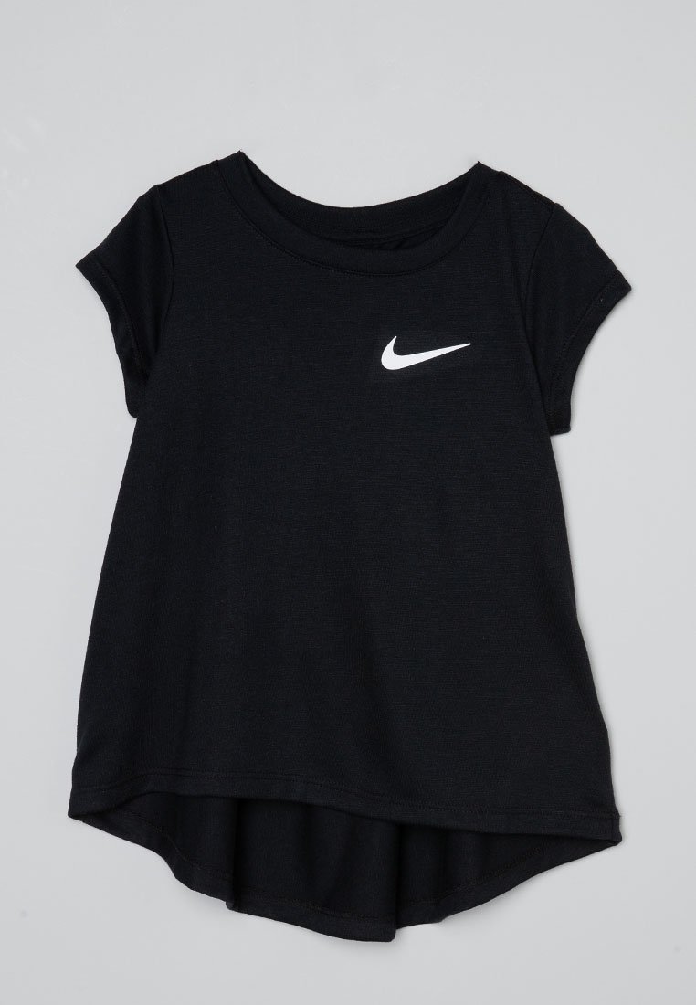 T-shirt noir à manches courtes, avec un ourlet courbé, en tissu léger, arborant un logo Nike blanc sur le côté gauche de la poitrine.