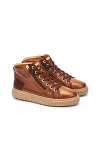 Baskets montantes en cuir marron avec lacets et fermeture éclair sur le côté. Présentent un panneau marron texturé et une semelle en caoutchouc beige texturée.