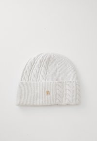 Pehmeast valgest materjalist kootud beanie, millel on ribikujuline ja kabelkootud disain. Ülespööratud ääres on kullast logo aktsent.