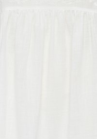 Panneau de rideau blanc transparent avec une délicate bordure en dentelle en haut, tissu doucement froncé créant une texture légère et des plis doux.