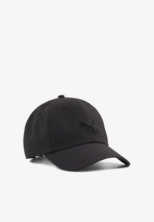 Gorra de béisbol Puma negra con visera curva y logotipo bordado de Puma en la parte frontal, mostrada sobre un fondo blanco.