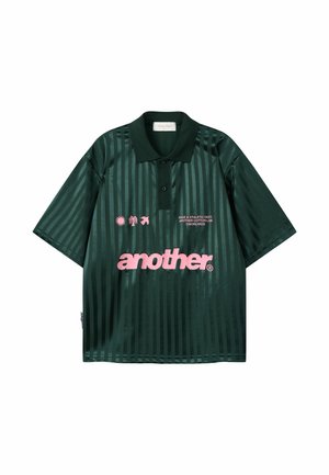 Mørkegrøn stribet polo med sort krave, lyserød tekst "another" og små lyserøde palme- og solikoner foran.