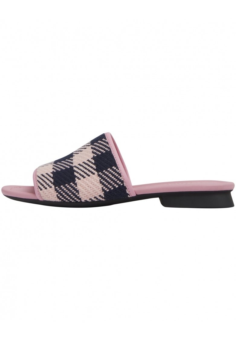 Slide-sandalen met een marineblauwe en roze geruite textiele bovenkant, roze synthetische zool, vlak ontwerp en open teen voor gemakkelijke aan- en uittrekken.