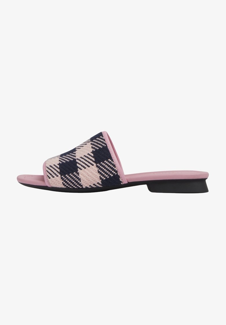 Slide-sandalen met een marineblauwe en roze geruite textiele bovenkant, roze synthetische zool, vlak ontwerp en open teen voor gemakkelijke aan- en uittrekken.