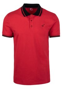 Rotes Poloshirt aus Baumwolle, mit schwarzem Kragen und Ärmelakzenten, einer Knopfleiste mit drei Knöpfen und einem kleinen Logo auf der Brust.