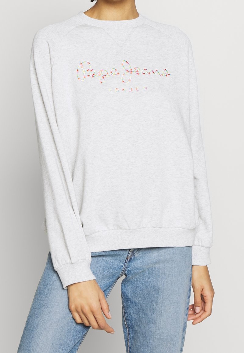 Felpa grigia con scollo tondo e maniche lunghe, caratterizzata da un testo ricamato colorato "Pepe Jeans LONDON" sul davanti.