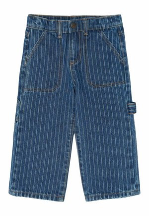 Pantalones vaqueros azules para niños con rayas blancas verticales, bolsillos delanteros, trabillas para cinturón, cierre con botón y una pequeña anilla lateral en una pierna.