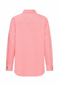 Langarmhemd aus hellrosa Stoff, mit Kragen, Knopfmanschetten und einer glatten Textur mit subtilen Nähdetails.