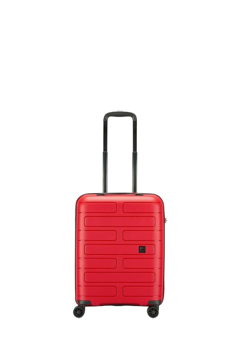 Maleta rígida roja de forma rectangular, con superficie texturizada que presenta surcos horizontales, mango negro retráctil y cuatro ruedas.