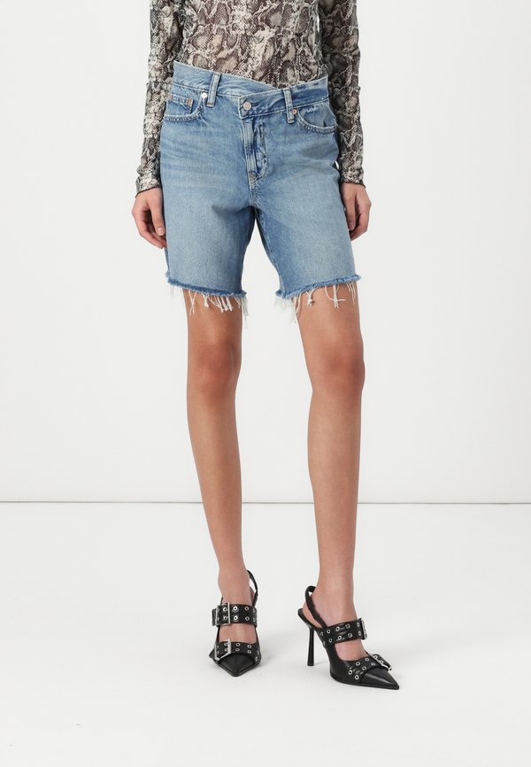 LOOSE BERMUDA CROSSOVER - Denim shorts - light indigo