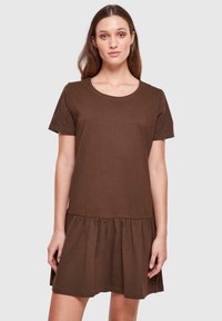 Brąsowa sukienka z krótkim rękawem, wykonana z bawełny, z okrągłym dekoltem i falbaną u dołu spódnicy. Gładka faktura, casualowy design.