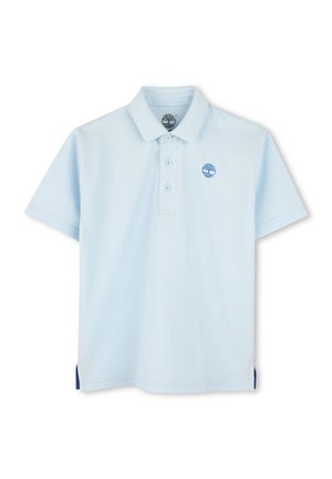 Polo bleu clair en tissu doux, avec un col à trois boutons et un petit logo bleu. Manches courtes, coupe standard.