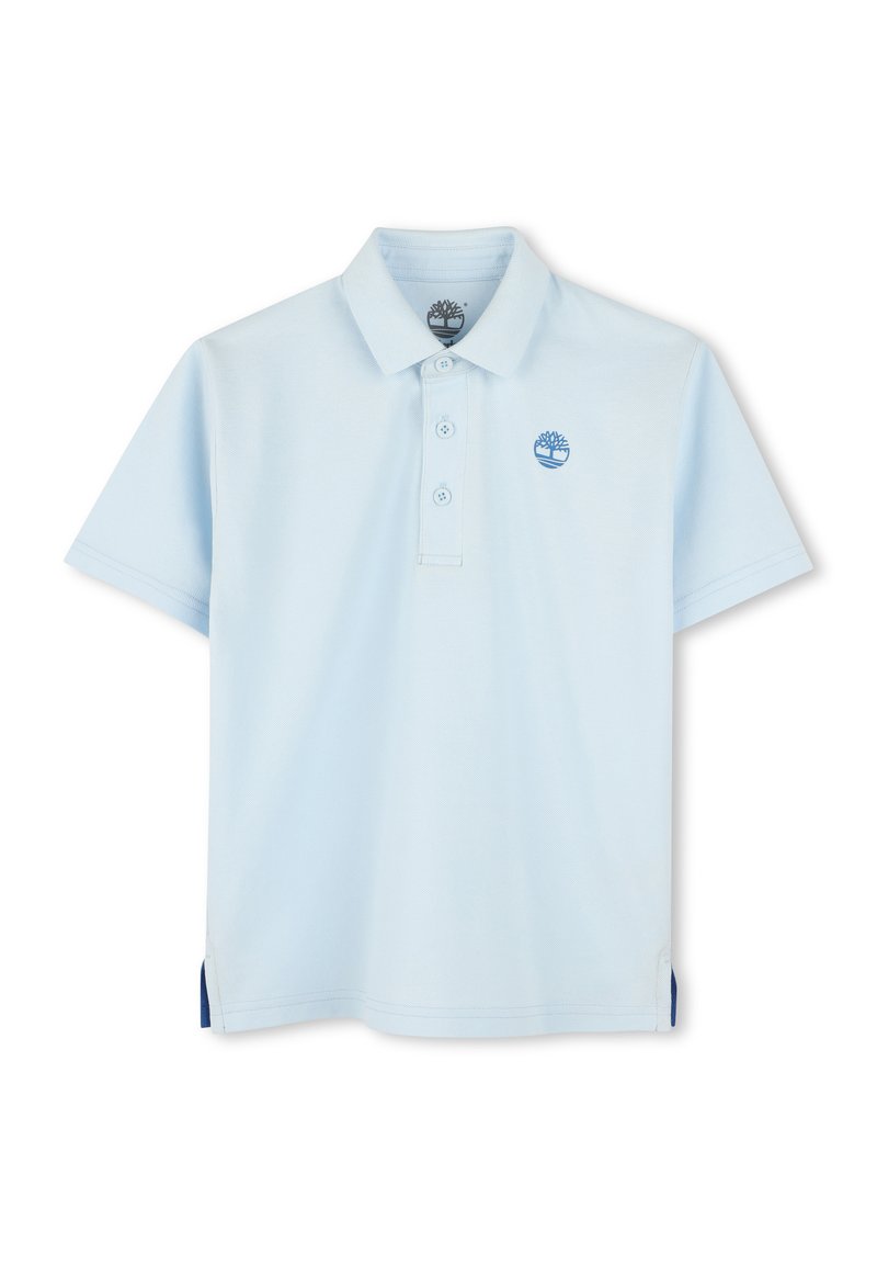 Polo bleu clair en tissu doux, avec un col à trois boutons et un petit logo bleu. Manches courtes, coupe standard.