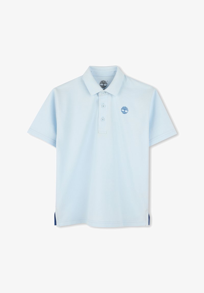 Polo bleu clair en tissu doux, avec un col à trois boutons et un petit logo bleu. Manches courtes, coupe standard.