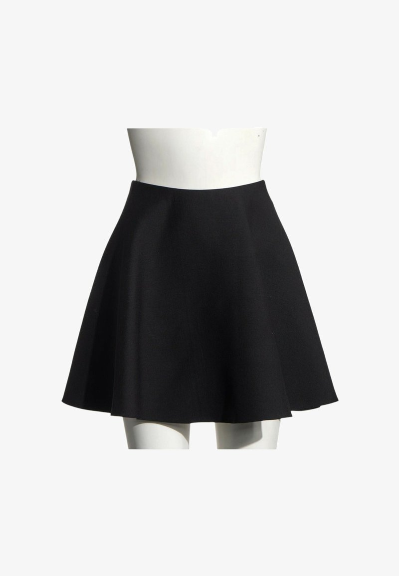 Mini-jupe noire évasée sur un mannequin blanc avec une taille haute et un tissu lisse, sur un fond blanc.