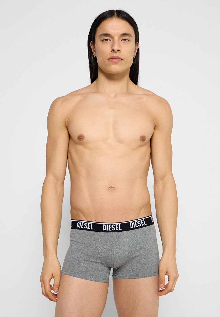 Boxers gris avec une ceinture logo Diesel noire, fabriqués en matériau doux, présentant une coupe ajustée et une couverture modérée des jambes.