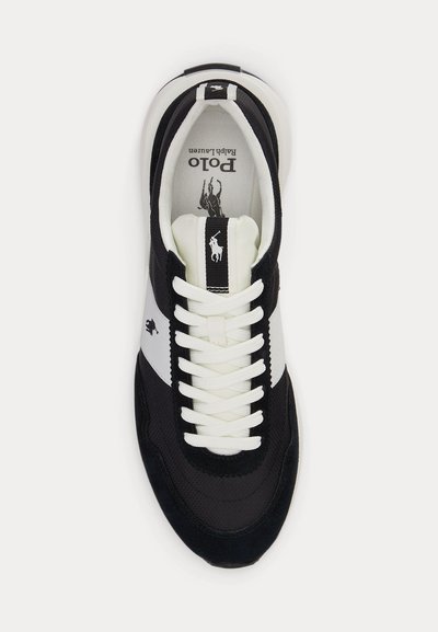Baskets Polo Ralph Lauren noir et blanc avec des lacets blancs et un logo sur la languette, le côté et la semelle intérieure, vues de dessus.