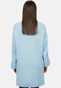 Maglione azzurro chiaro, lavorato a maglia con una vestibilità rilassata, caratterizzato da maniche lunghe arrotolate ai polsini e dettagli di cucitura a trama sul retro.