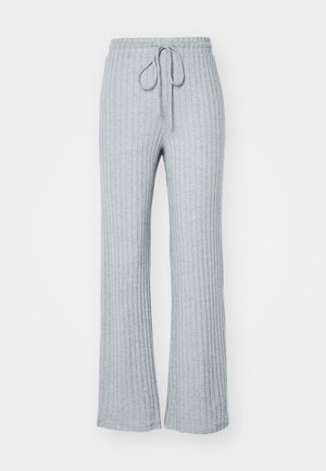 Pantaloni della tuta a coste grigio chiaro con vita regolabile, gambe a zampa d'elefante e una texture morbida. Il design presenta righe verticali su tutta la superficie.