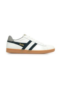Sneakers bianche in pelle con strisce in suede nere e suola in gomma. Presentano un tallone grigio e il marchio Gola in oro sul lato.