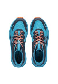 Zapatillas de trail running en azul y marino con parte superior de malla, cordones naranjas y suela texturizada. Presentan un marcado logo y un diseño ajustado.