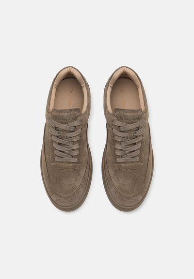 Baskets en suede marron avec bout rond, dessus texturé, fermeture à lacets à l'avant et intérieur beige clair. Semelle plate en caoutchouc avec un détail de traction subtil.