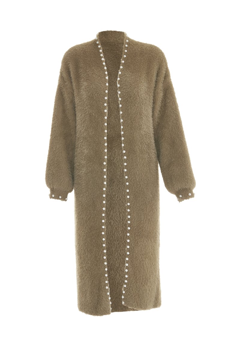 Faux fur lång cardigan i brunt med en mjuk textur, prydd med vita dekorativa knappar längs framsidan och ärmarna, öppen framsidesdesign.
