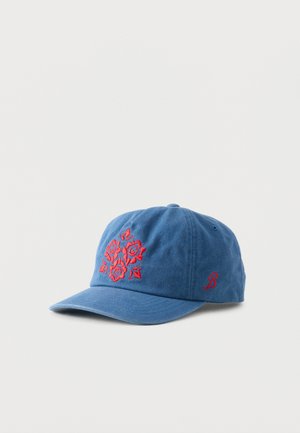 Blå baseballkasket med rødt broderet blomsterdesign på fronten og rød bogstav "B" på siden, vist på hvid baggrund.
