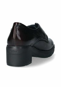 Scarpa in pelle verniciata nera con punta arrotondata e tacco basso a blocco, caratterizzata da dettagli di cucitura discreti e una suola testurizzata.