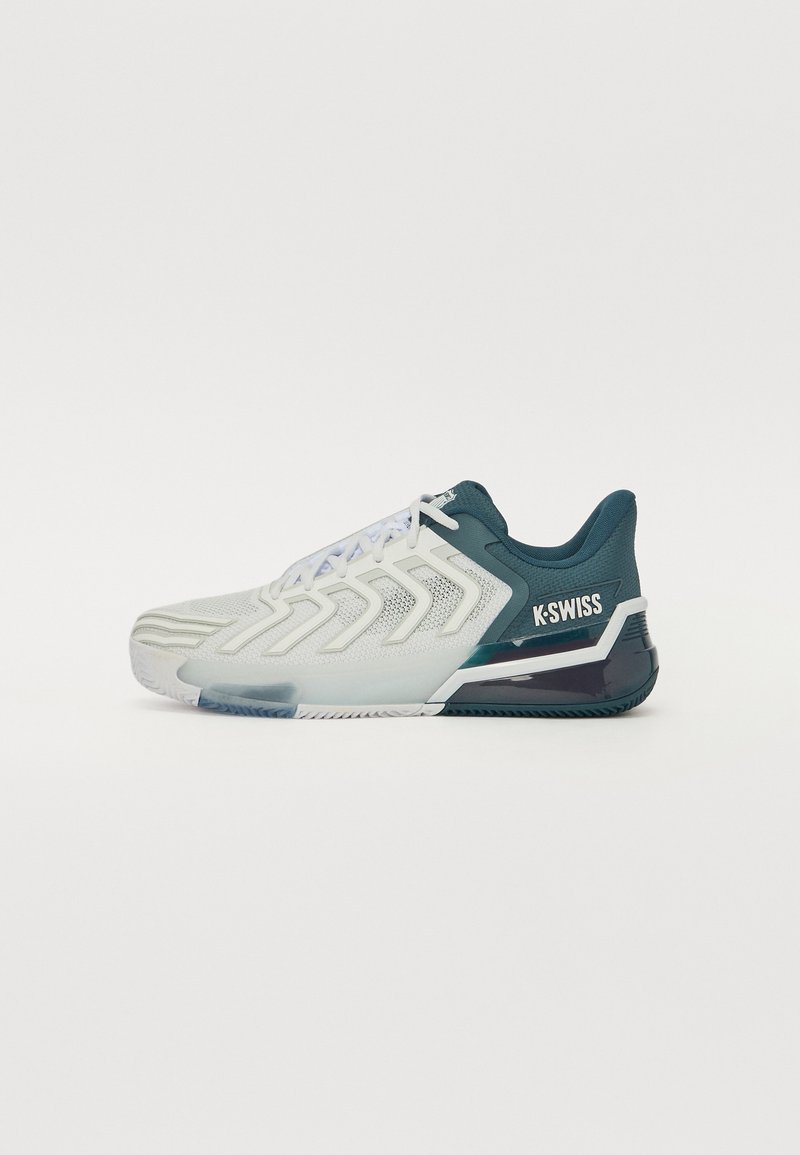 Pantofii sport K-Swiss cu un material superior din plasă albă, accente în teal, suprapuneri texturate și o talpă din cauciuc. Au un design ușor și șireturi.