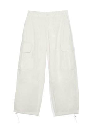 Białe szerokie spodnie typu cargo z ściągaczem w talii, patkami na udach i regulowanymi troczkami na dole nogawek.