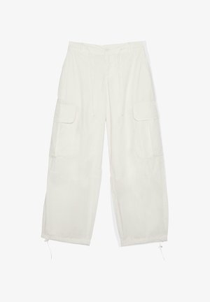 Białe szerokie spodnie typu cargo z ściągaczem w talii, patkami na udach i regulowanymi troczkami na dole nogawek.