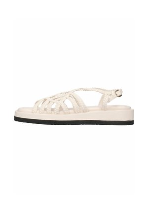 Weiße geflochtene Sandalen mit flacher Sohle, ausgestattet mit einer dicke schwarzen Gummisohle und einem verstellbaren Fesselriemen für eine sichere Passform.