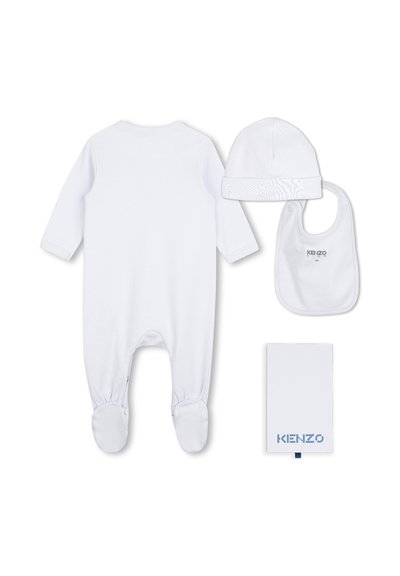 Ensemble de vêtements pour bébé blanc comprenant un body à manches longues avec pieds, un bonnet, un bavoir avec le logo KENZO, et une boîte de marque sur fond blanc.