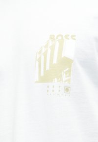 Φωτεινό μπεζ γραφικό ενός κτιρίου με ψηλά παράθυρα και τις λέξεις «BOSS» και «OST BHF RECORDS» σε λευκό υφαντό φόντο.