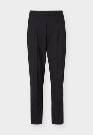 Schwarze Slim-Fit-Formelhose mit Gürtelschlaufen und Bügelfalte, vor weißem Hintergrund präsentiert.