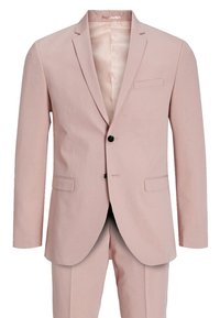 Costume rose clair avec une veste à un bouton, revers en forme de cran, deux poches avant et un pantalon assorti. Des boutons noirs ajoutent un contraste.