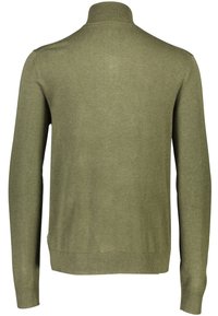 Pull en tricot vert olive avec un col montant, des manches longues, et des poignets et un ourlet côtelés. Texture lisse et design minimaliste.