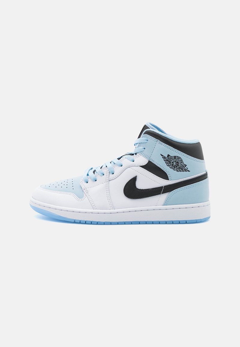 Basket Nike Air Jordan montante en blanc, bleu clair et noir avec un swoosh noir et le logo Air Jordan à la cheville.