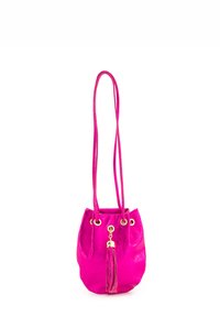 Helle pinke Leder-Bucket-Bag mit strukturierter Oberfläche, goldenen Hardware-Elementen und einem dekorativen Quastenanhänger. Verfügt über einen Kordelzugverschluss und zwei Schulterriemen.