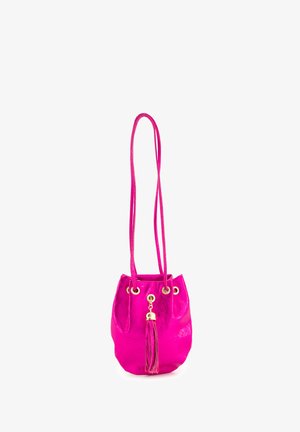 Lysende pink læder bucket taske med en struktureret overflade, guld hardware og en dekorativ frynse. Har en snøre lukning og to skulderremme.