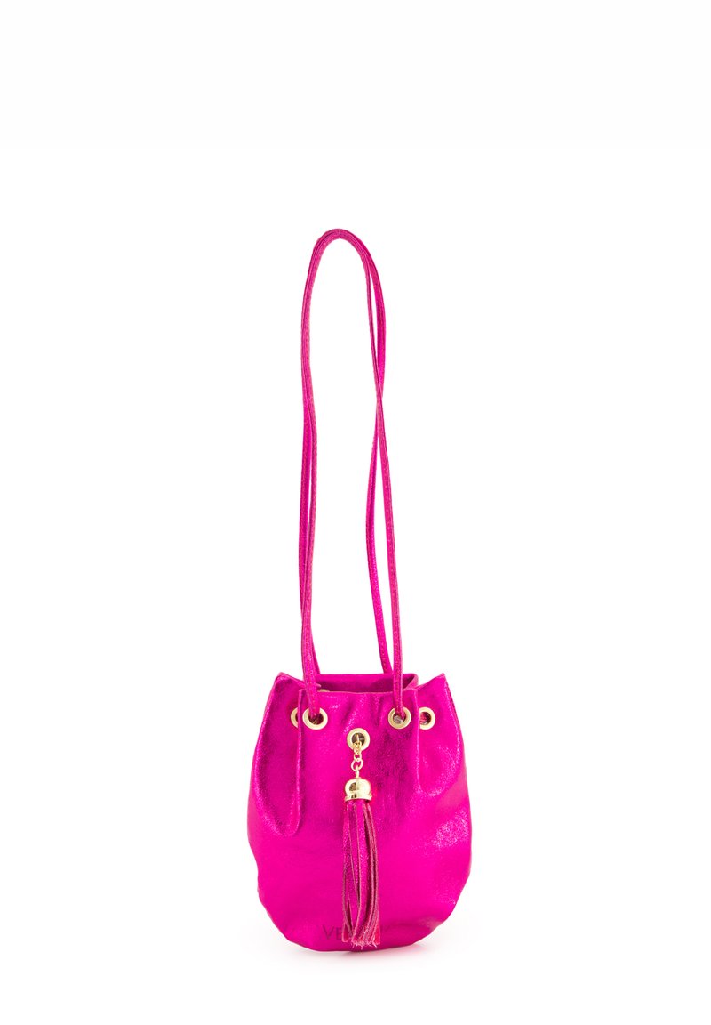 Helle pinke Leder-Bucket-Bag mit strukturierter Oberfläche, goldenen Hardware-Elementen und einem dekorativen Quastenanhänger. Verfügt über einen Kordelzugverschluss und zwei Schulterriemen.