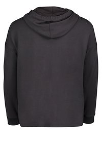 Černá mikina s kapucí a volným střihem, s dlouhými rukávy, žebrovanými manžetami a kapucí na stažení. Hladká textura, bez viditelných vzorů.